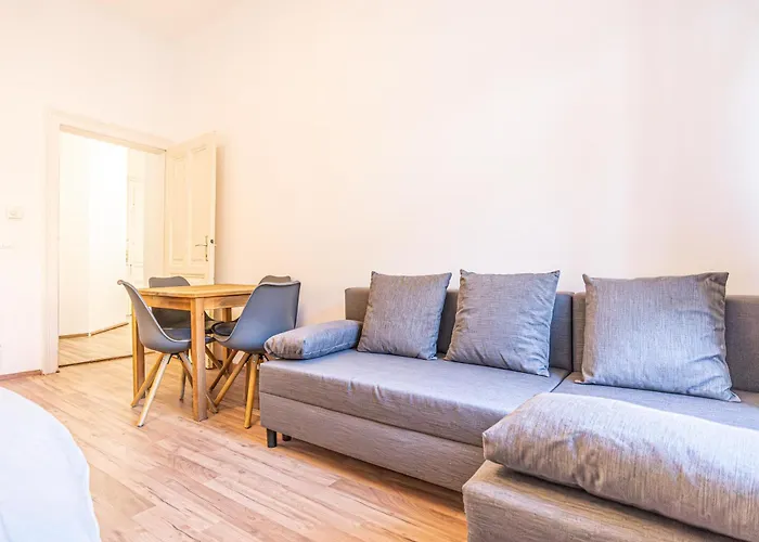 Chic & Modern 1br Apt, Prime Spot Apartman